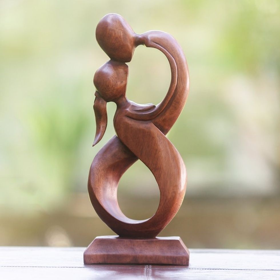 Wood sculpture 'Kiss Me'