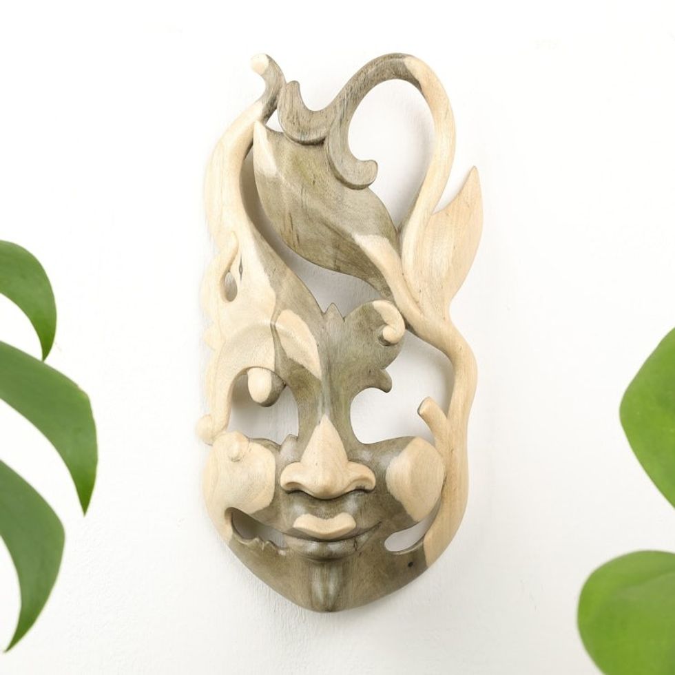 Wood mask 'Lotus Life'