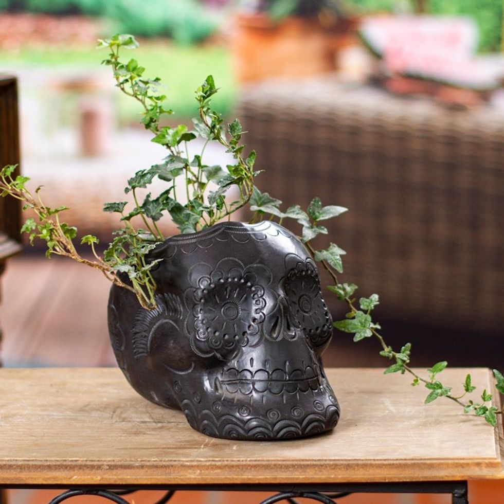 Barro Negro Skull Planter 'Resurrection'