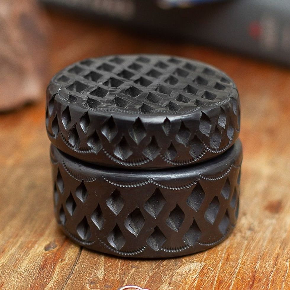 Handmade Barro Negro Decorative Box 'Round Trellis'