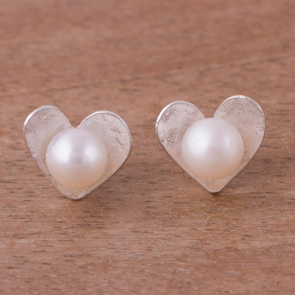 Peruvian Cultured Pearl Sterling Silver Heart Stud Earrings 'Glowing Hearts'