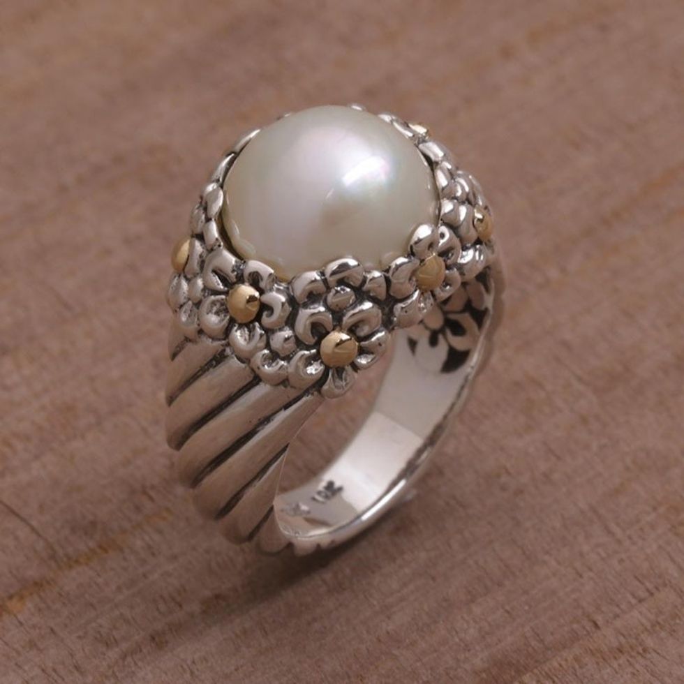 Handmade Cultured Pearl Cocktail Ring with Floral Motifs 'Daisy Glow'