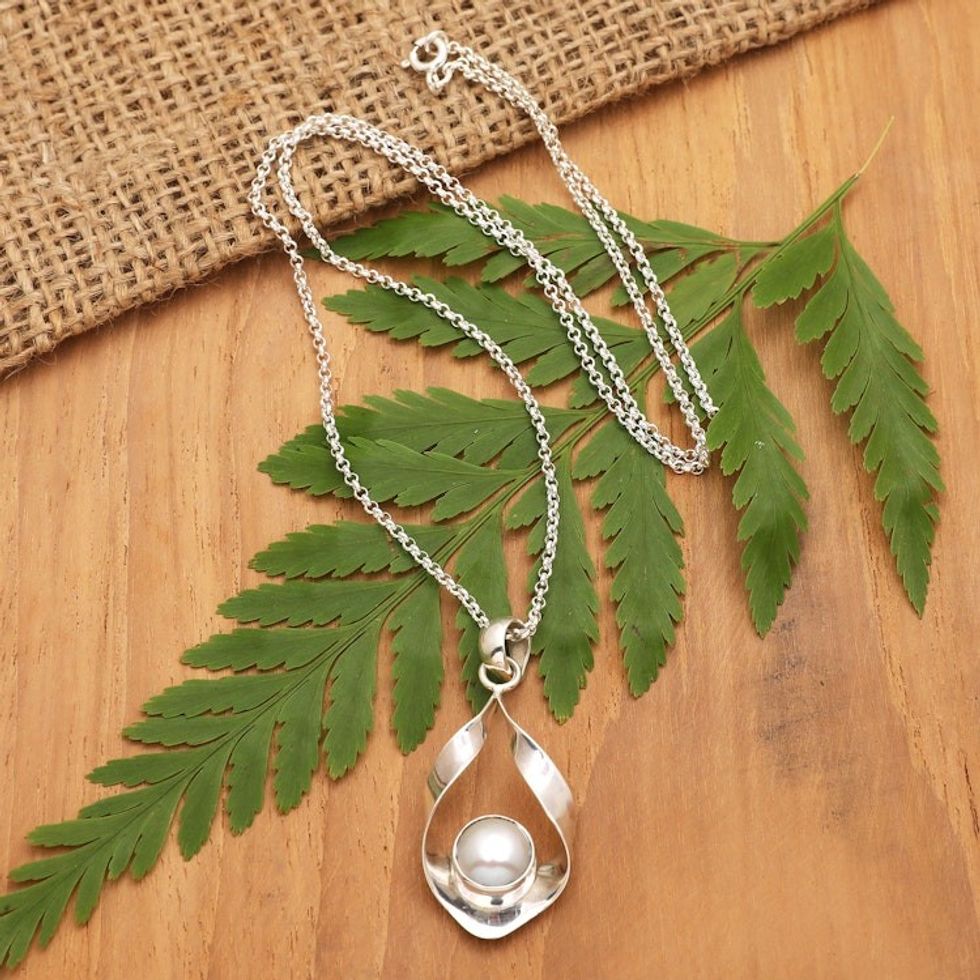 Modern Sterling Silver Pendant Necklace with Grey Pearl 'Marine Eden'