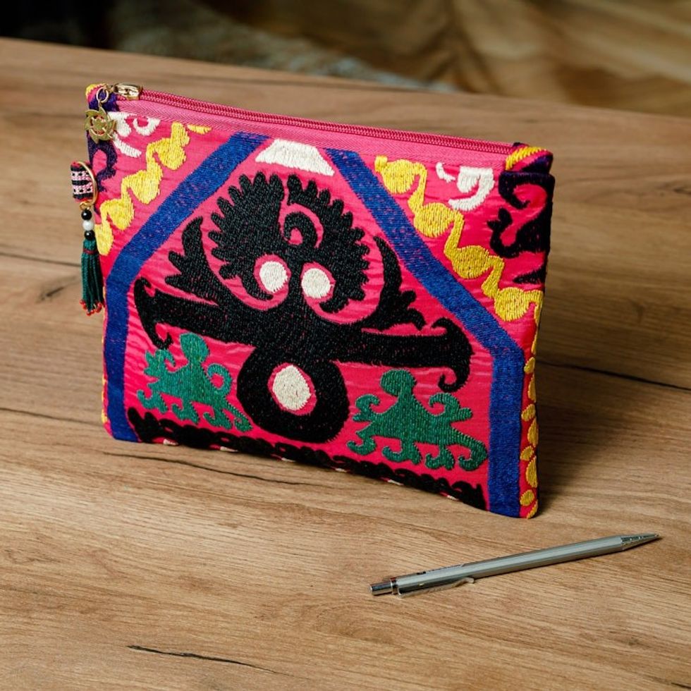 Upcycled Travel Bag with Hand-Embroidered Uzbek Motifs 'Chic Traditions'