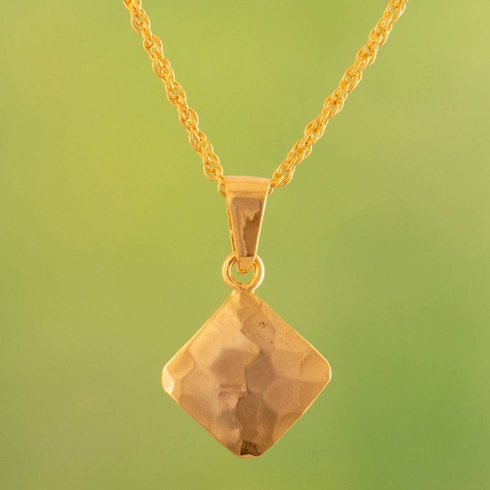 Modern Diamond-Shaped 18k Gold-Plated Pedant Necklace 'Hammered Gold'
