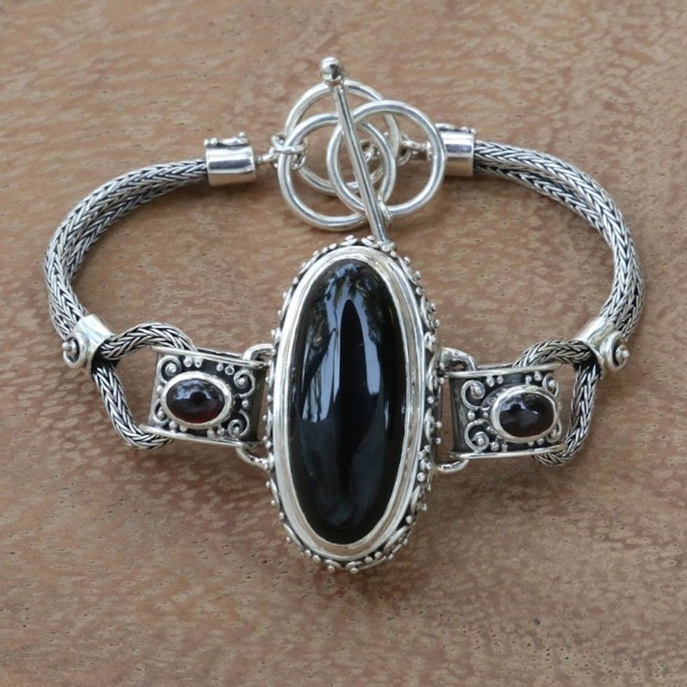 Balinese Style Pendant Bracelet with Onyx and Garnet 'Royal Presence'