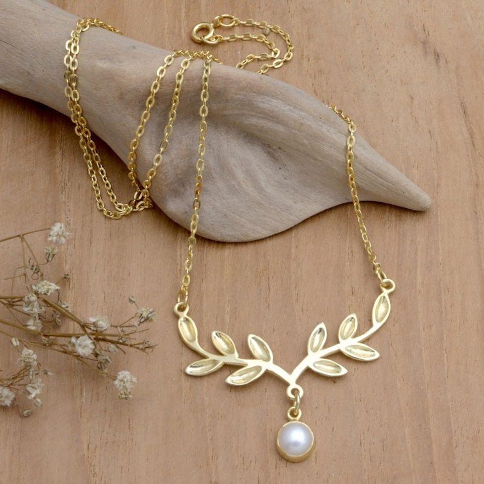 18k Gold-Plated Pendant Necklace with Olive Leaves and Pearl 'Pearly Victory'