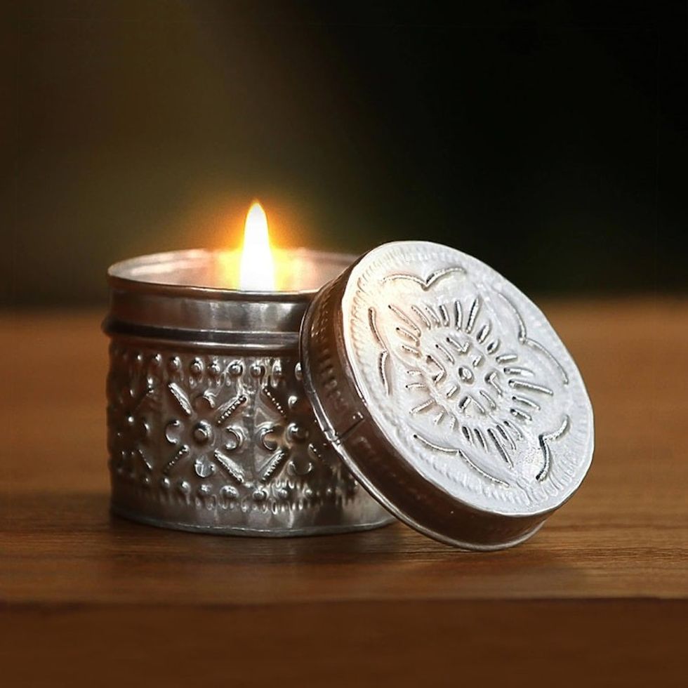 Eco-Friendly Beeswax Floral-Themed Candle 'Soft Light'
