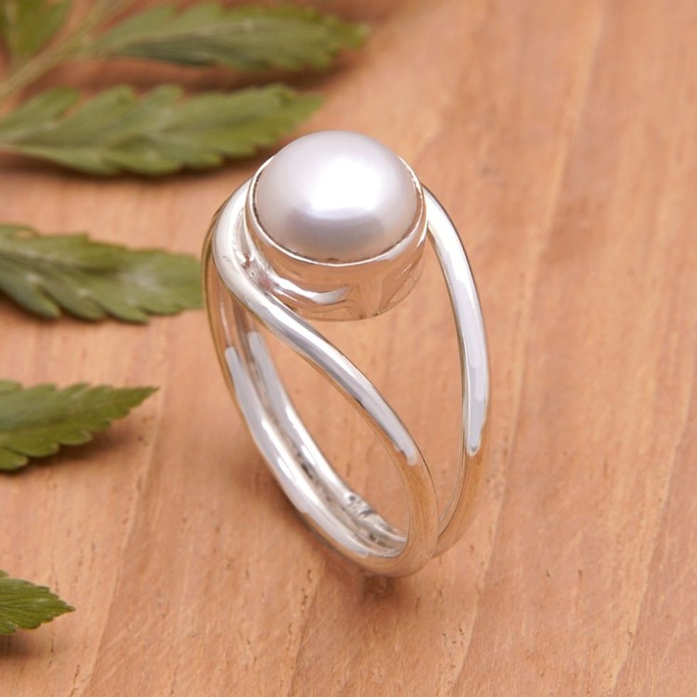 Modern Cocktail Ring with a White Cultured Pearl 'Sophisticated Waves'
