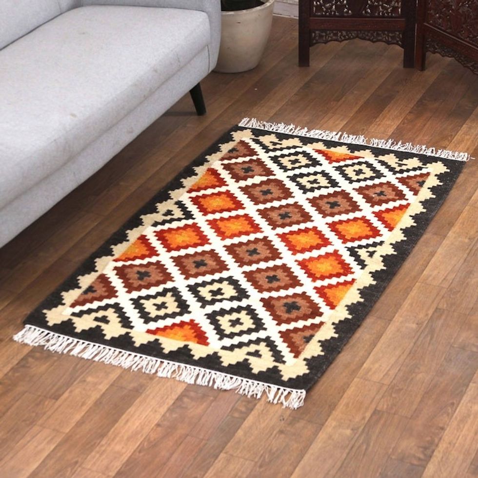Handloomed Diamond-Patterned Alabaster and Black Wool Rug 'Paradise Enchantment'