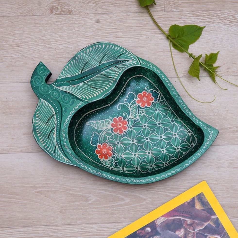 Batik Leaf-Shaped Green and Red Pule Wood Decorative Plate 'Truntum Foliage'