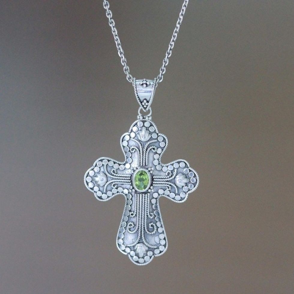 Peridot cross necklace 'Redemption'