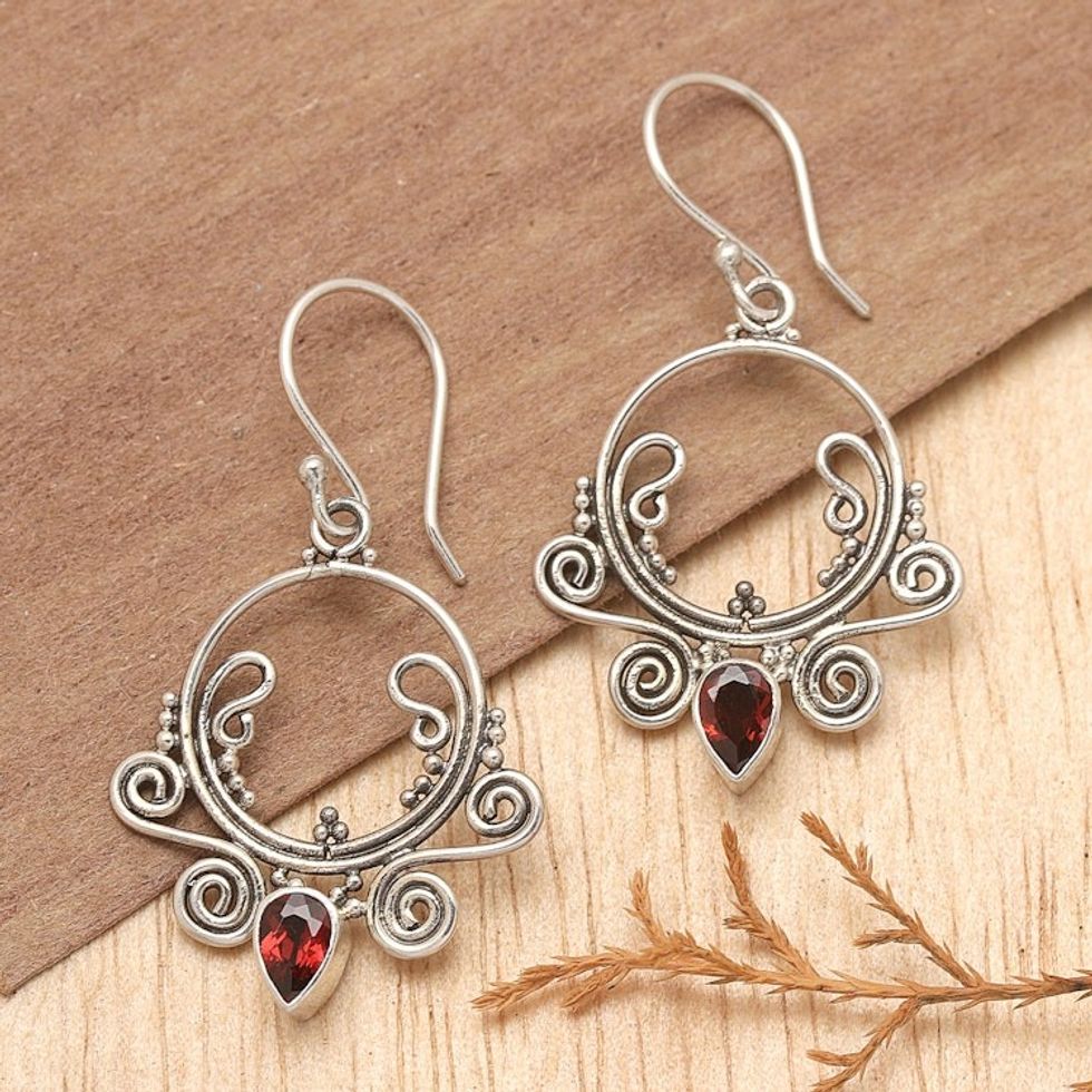 Garnet dangle earrings 'Sundial'