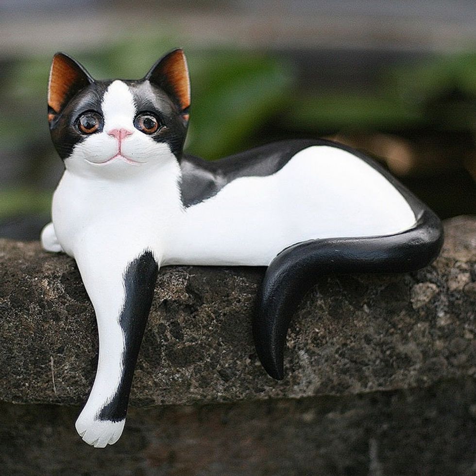Wood statuette 'Curious Kitty'