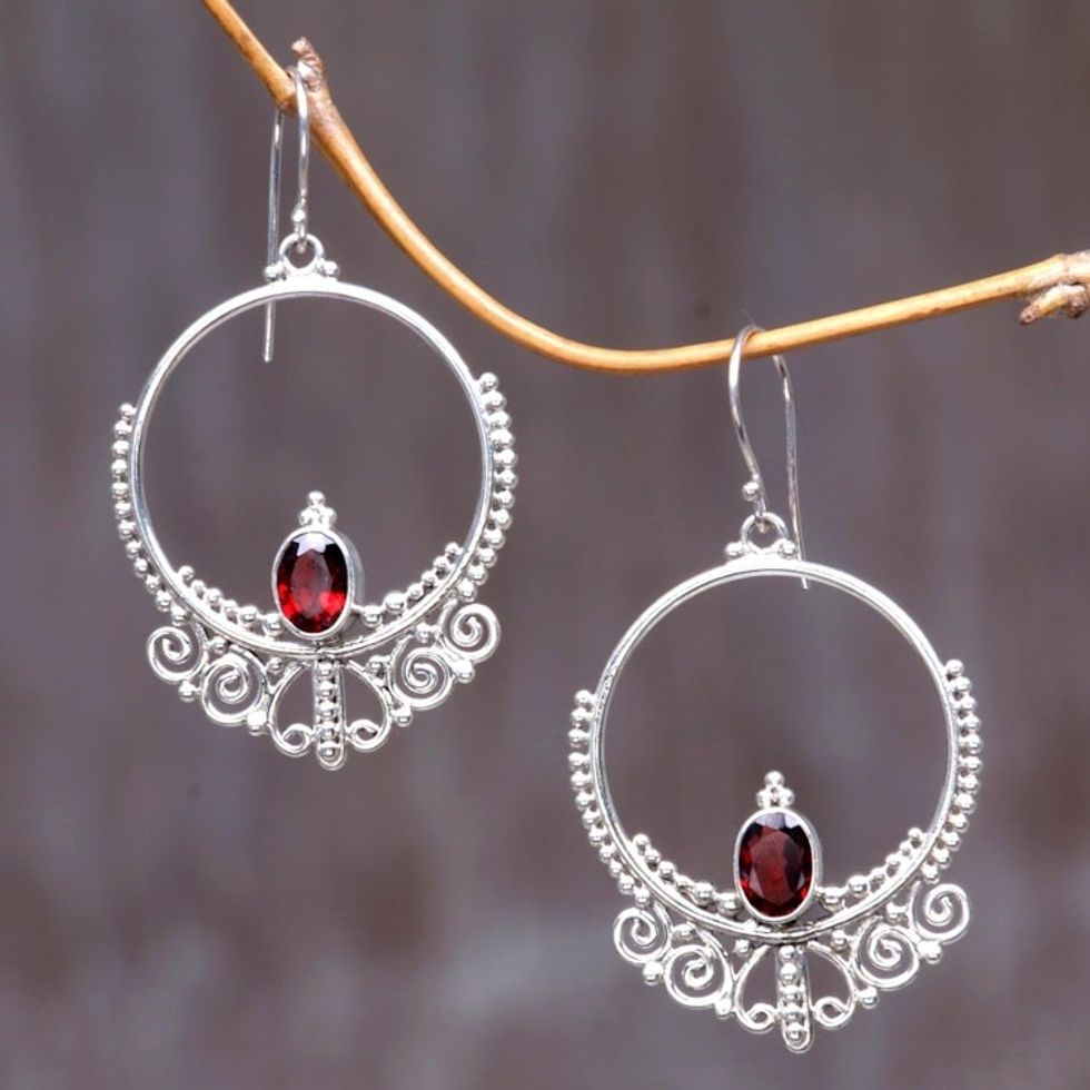 Garnet dangle earrings 'Queen of Java'