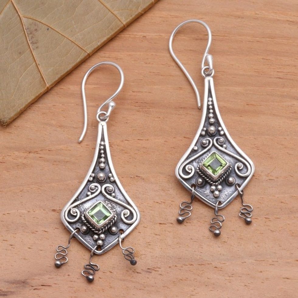 Peridot dangle earrings 'Lantern'