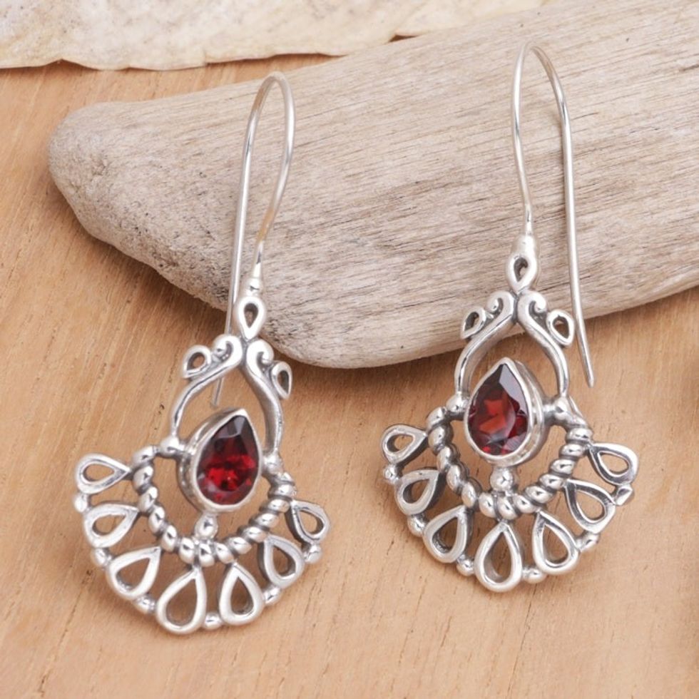 Garnet dangle earrings 'Frozen Flame'