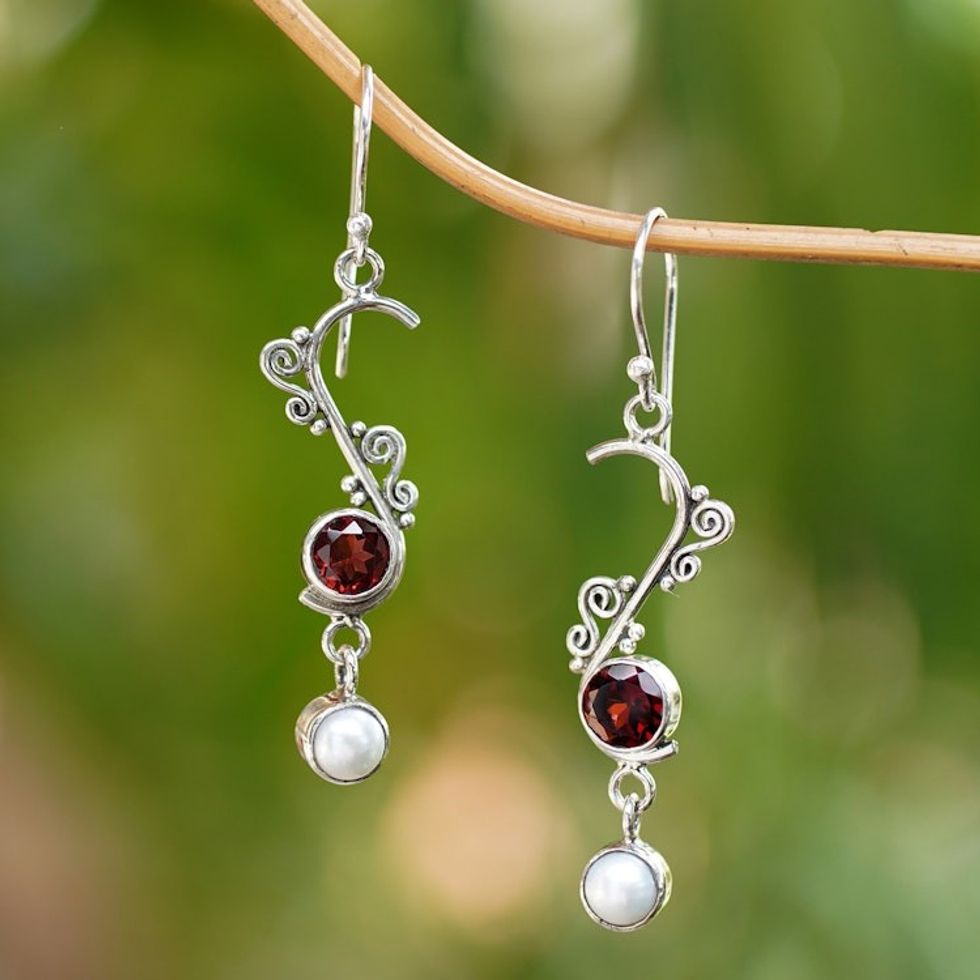 Pearl and garnet dangle earrings 'Graceful'
