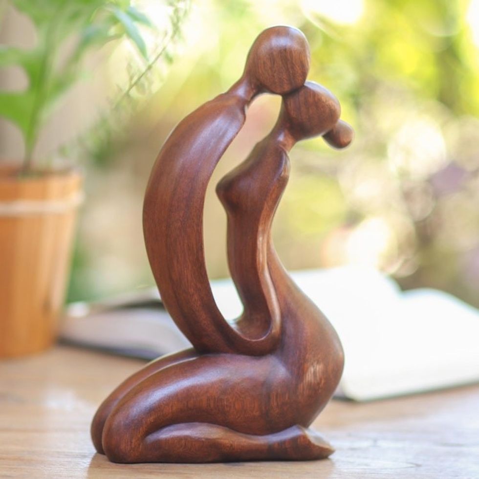 Wood statuette 'A Kiss on the Cheek'