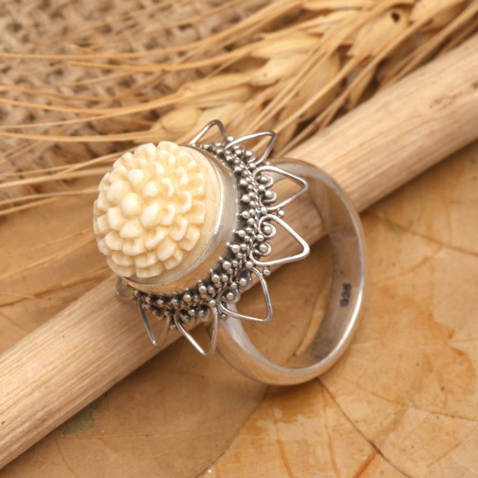 Bone flower ring 'Seruni White'