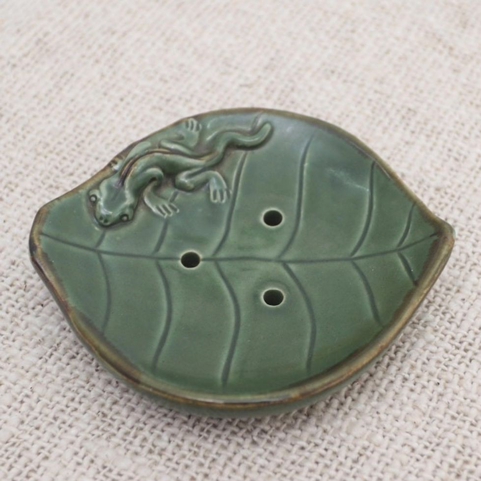 Ceramic Leaf Soap Dish with Gecko Decoration 'Gecko Home'