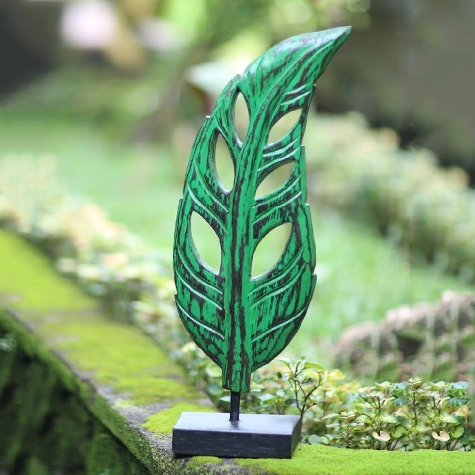 Hand Crafted Albesia Wood Leaf Statuette 'Lucky Leaves in Green'