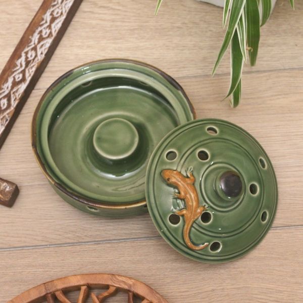 Alternate image for Green Handmade Lizard-Themed Porcelain Mosquito Coil Holder Lizard with Polka Dots