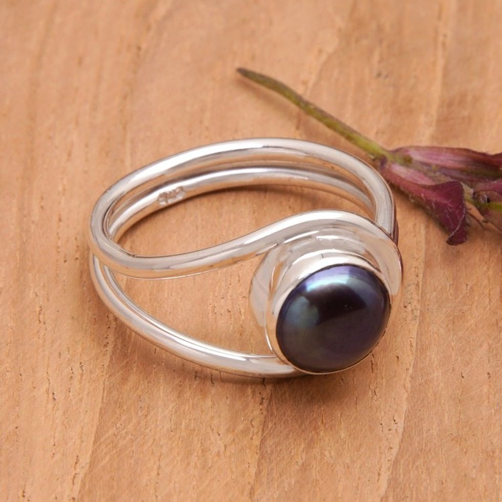 Modern Cocktail Ring with a Black Cultured Pearl 'Mysterious Waves'