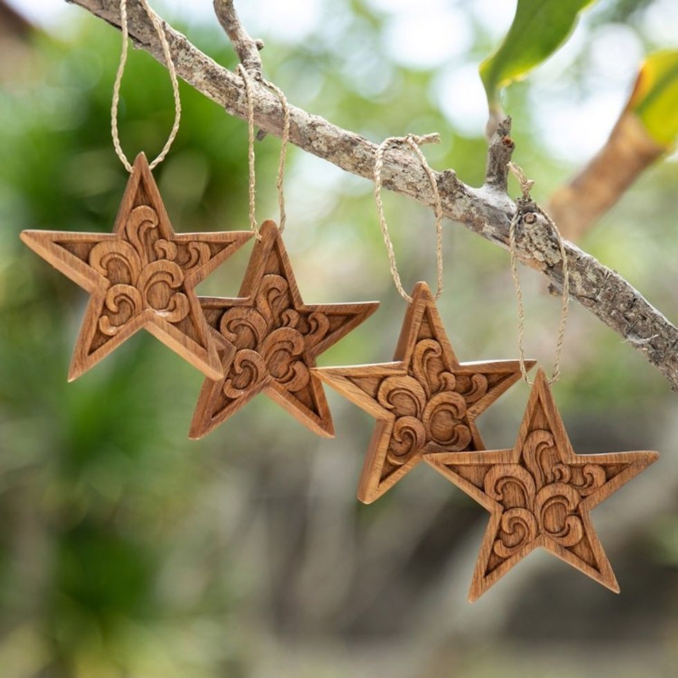 Set of 4 Traditional Star-Shaped Suar Wood Ornaments 'Morning Grace'
