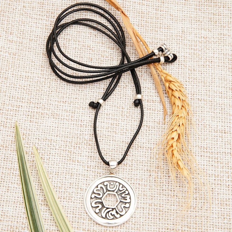 Adjustable Classic Round Sterling Silver Pendant Necklace 'Island's Grandeur'