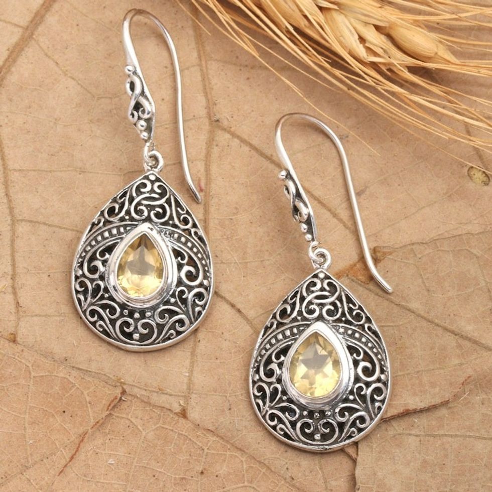Traditional One-Carat Faceted Citrine Dangle Earrings 'Regal Paradise in Yellow'