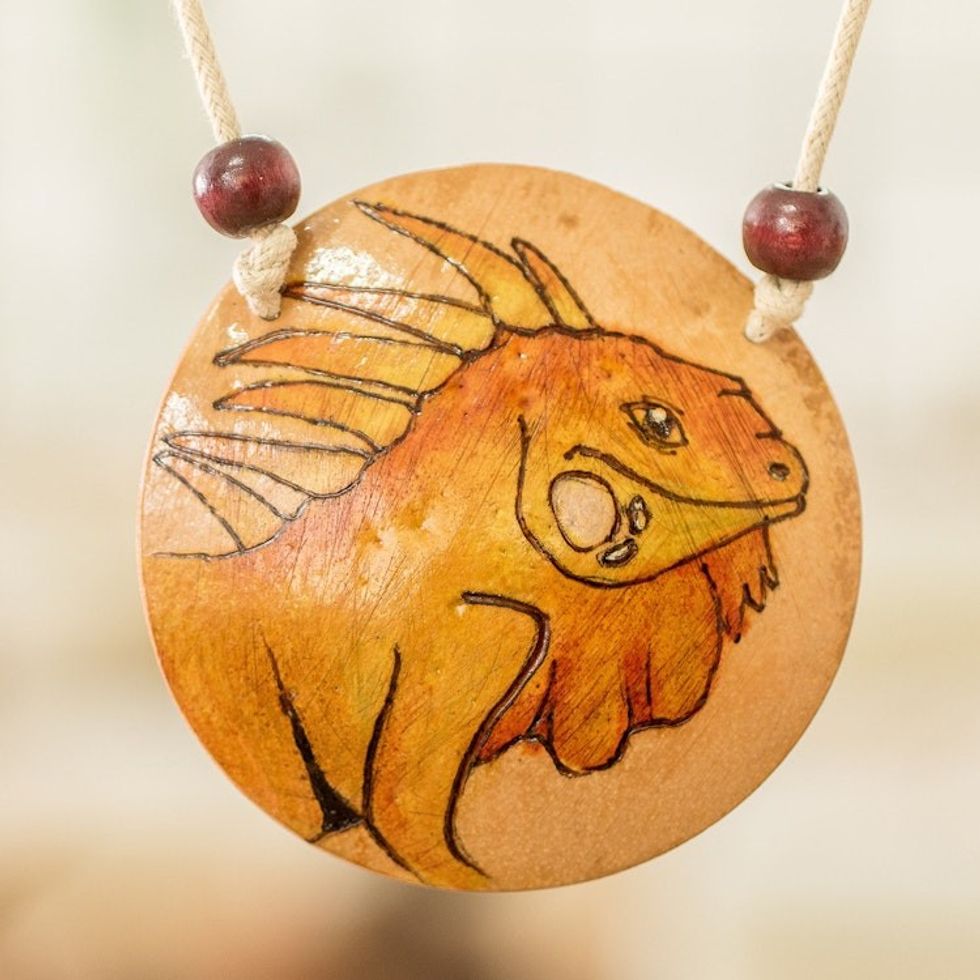 Hand-Painted Calabash Gourd Iguana Pendant Necklace 'Gentleness Portrayal'