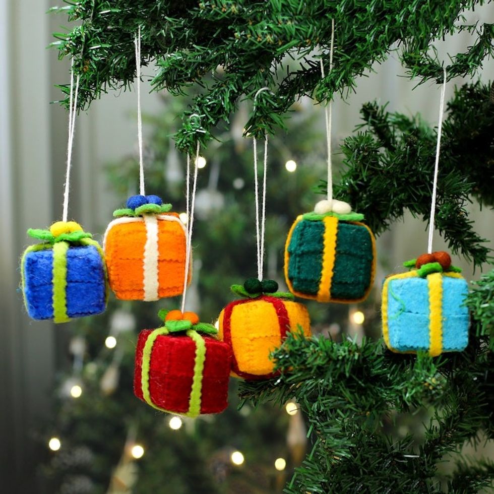 Christmas-Themed Gift-Shaped 6-Piece Wool Felt Ornament Set 'Festive Gifts'