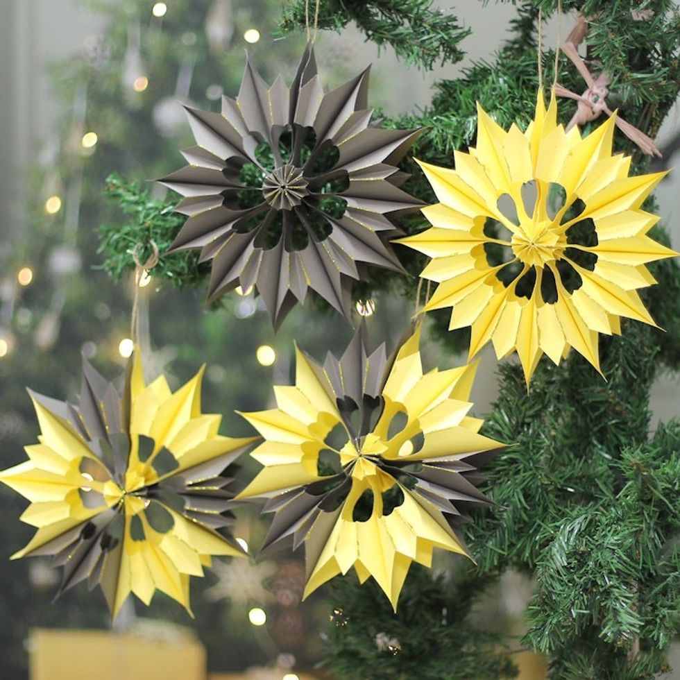 Classic Set of 4 Glittering Black and Yellow Paper Ornaments 'Solar Blossoms'