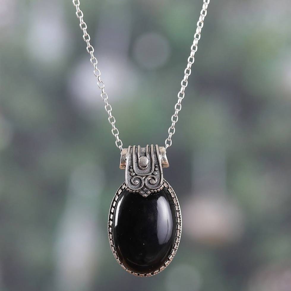Polished Traditional Onyx Cabochon Pendant Necklace 'Regal Midnight'