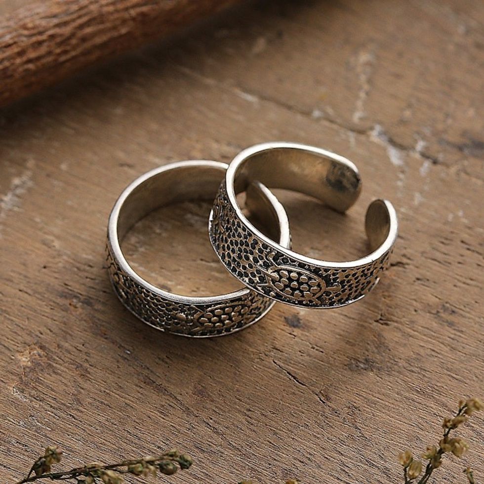 Pair of Turtle-Themed Polished and Oxidized Toe Rings 'Turtle Saga'