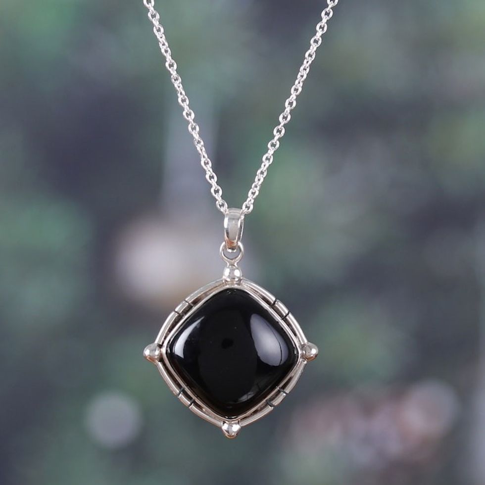 Polished Diamond-Shaped Onyx Cabochon Pendant Necklace 'Nocturnal Affair'