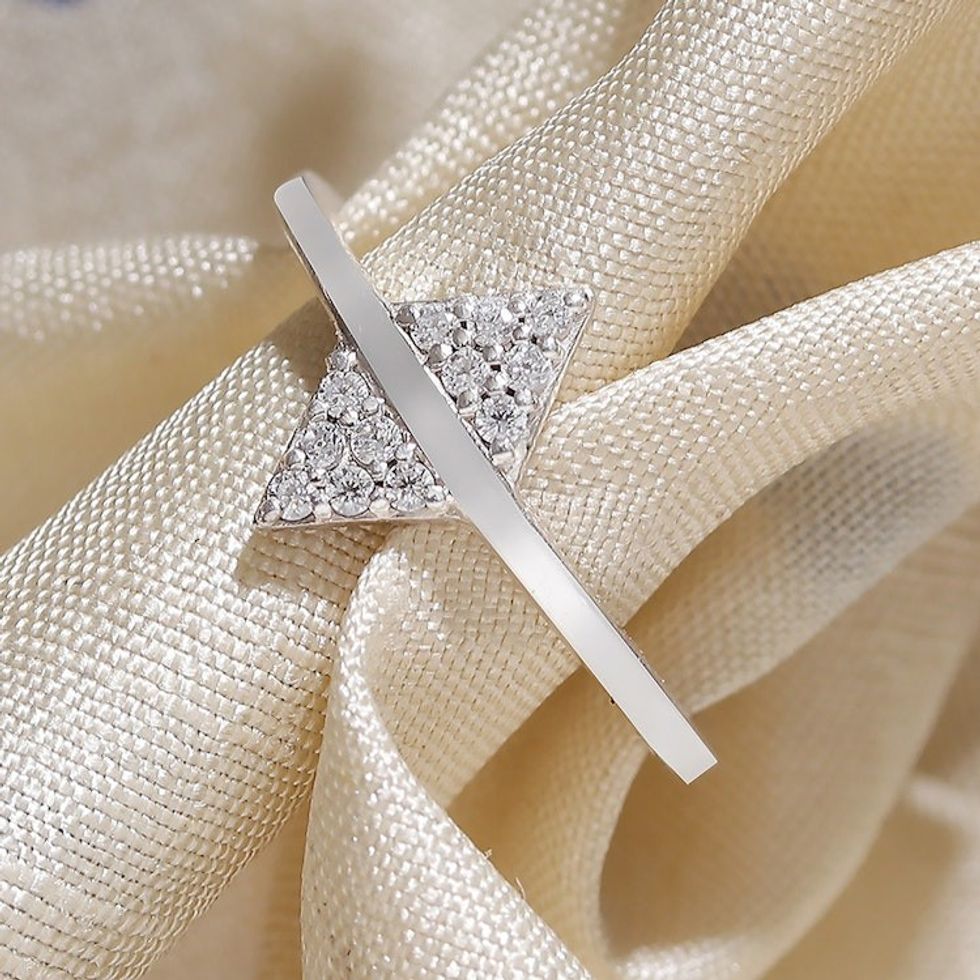 High-Polished Diamond-Shaped Cubic Zirconia Band Ring 'Sparkling Memory'