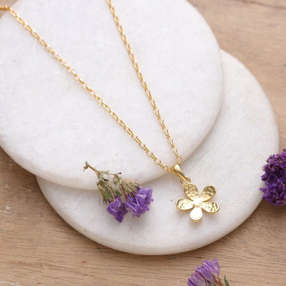 High-Polished 22k Gold-Plated Necklace with Floral Pendant 'Triumphal Petals'
