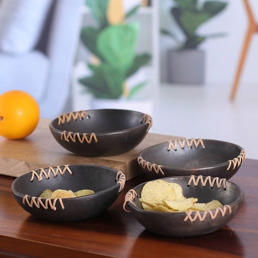 Set of 4 Handcrafted Round Black Ceramic Bowls 'Classic Saga'