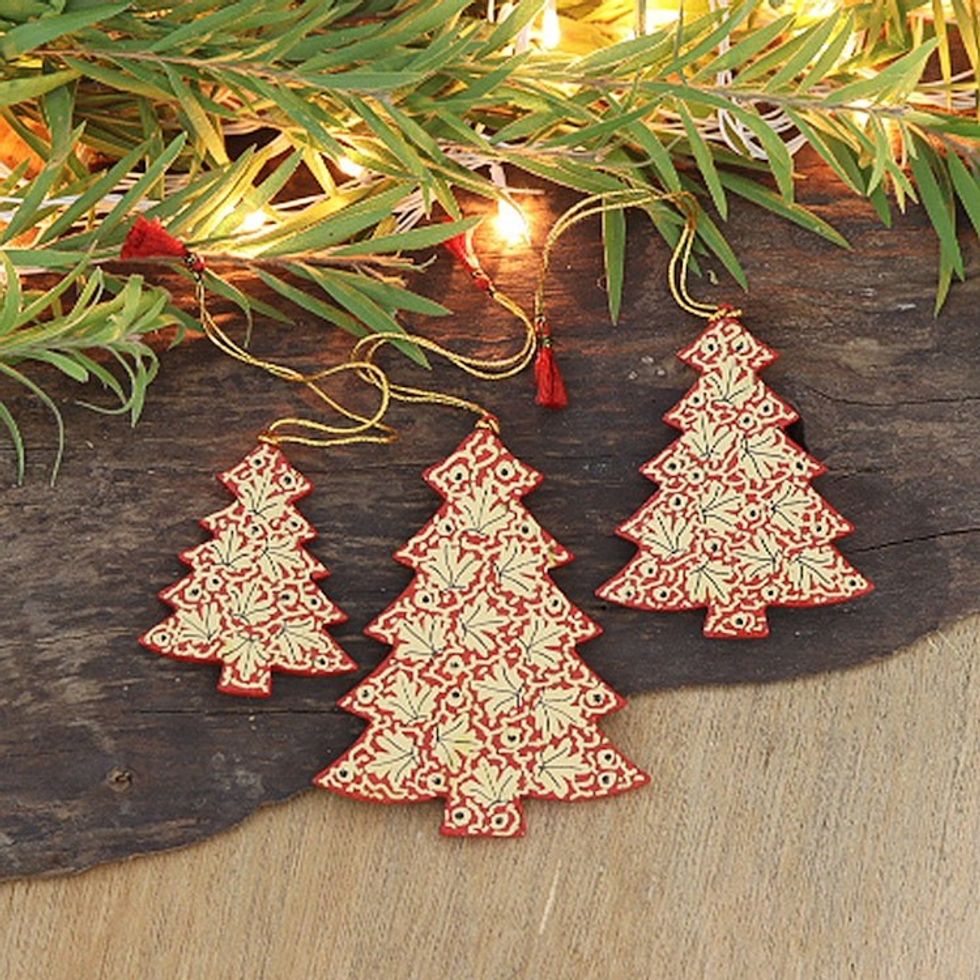 Set of 3 Wood Tree Ornaments in Red and Gold Shades 'Kashmir Nature'