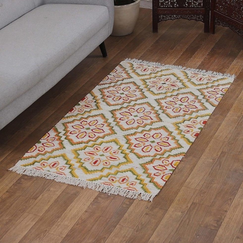 Traditional Floral Handloomed Wool Area Rug from India 3x5 'Floral Boom'