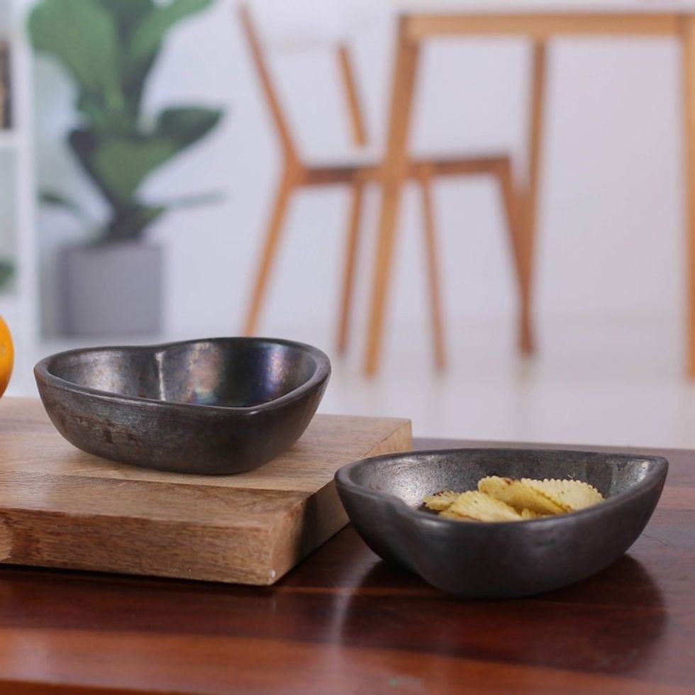 Pair of Handcrafted Heart-Shaped Black Ceramic Bowls 'Heart Saga'