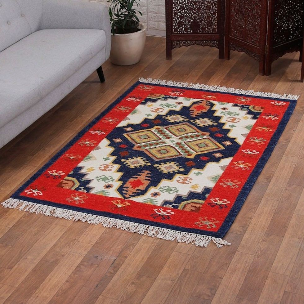 Classic Geometric Strawberry and Navy Wool Area Rug 4x6 'Striking Symmetry'