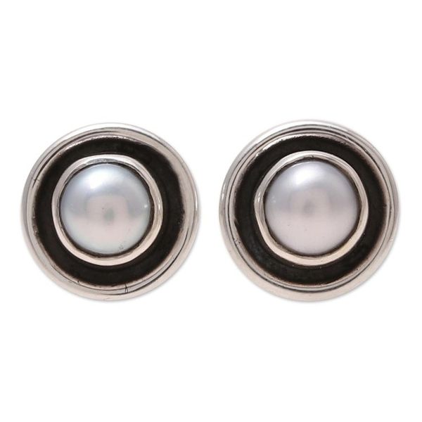 Alternate image for Circular Cultured Pearl Stud Earrings from India Graceful Frames