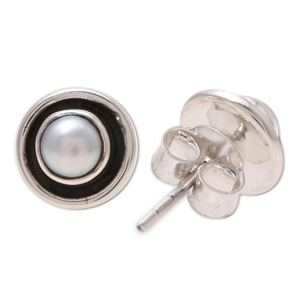 Alternate image for Circular Cultured Pearl Stud Earrings from India Graceful Frames