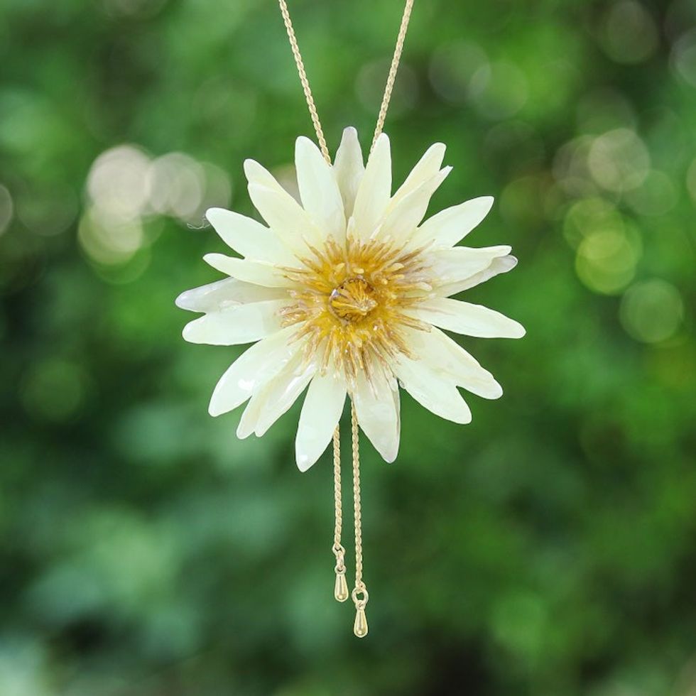 Resin-Coated Flower Lariat Necklace with Gold-Plated Chain 'Chic Ivory Water Lily'