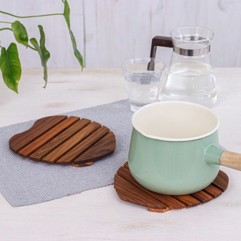 Heart-Shaped Teak Wood Pot Stand Handcrafted in Thailand 'Romantic Banquet'
