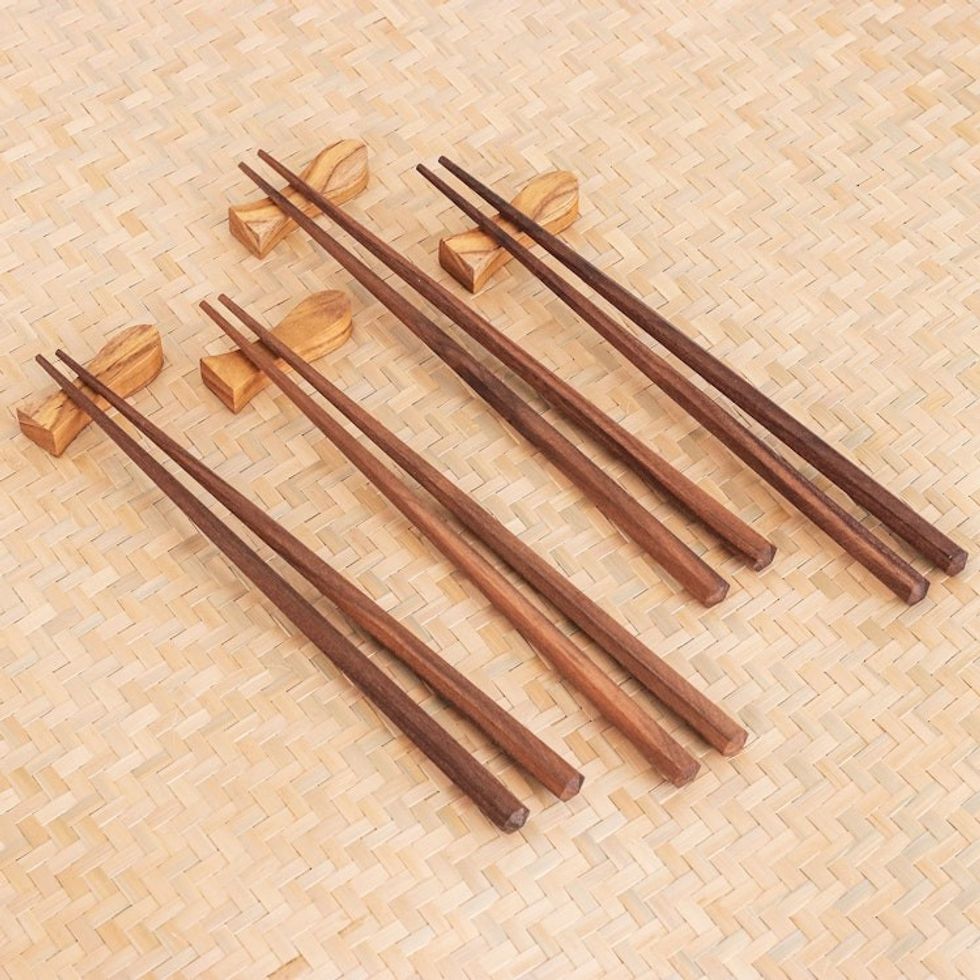 Set of 4 Teak Wood Chopsticks with Fish-Shaped Rests 'Little Fish Dinner'