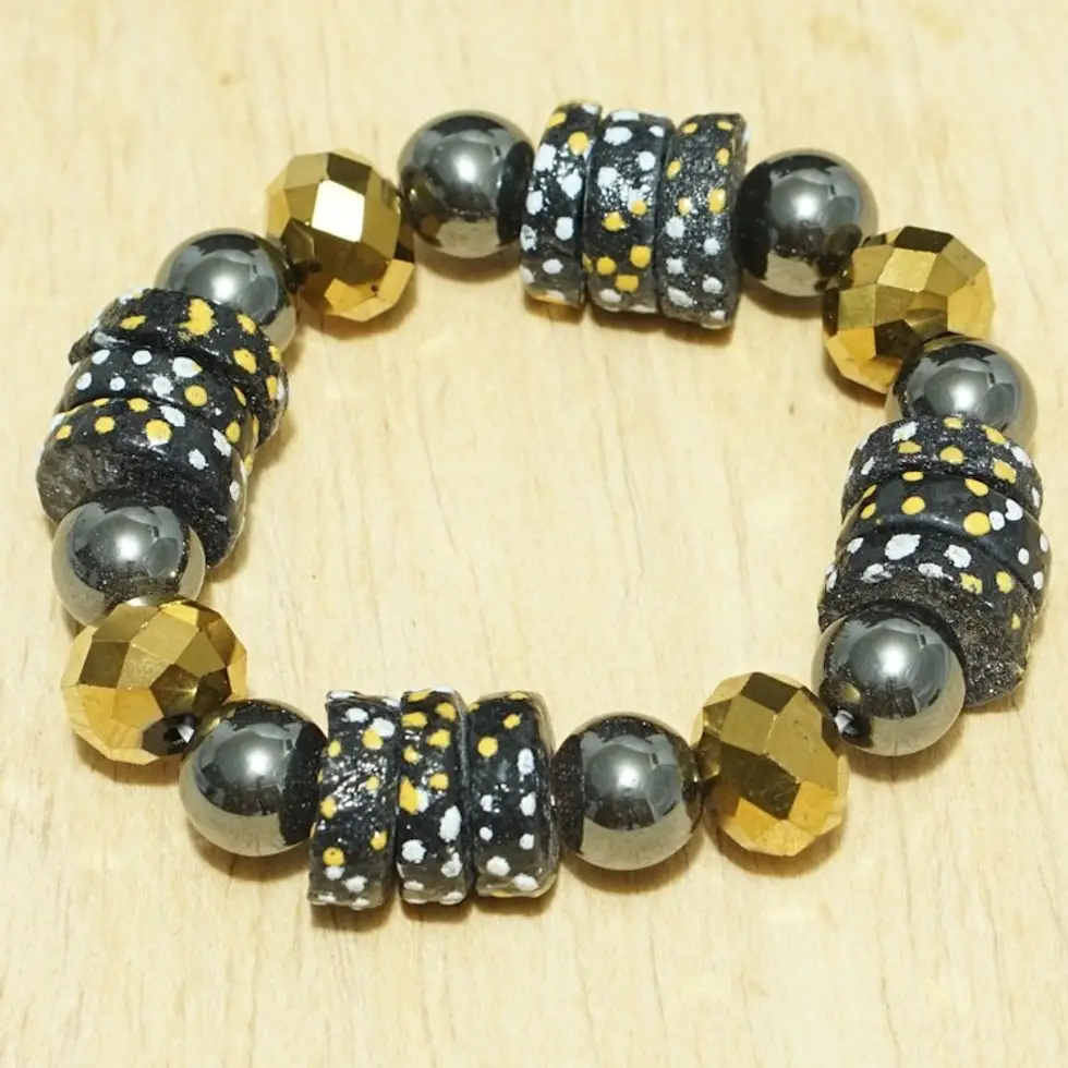 Handcrafted Golden and Black Recycled Glass Beaded Bracelet 'Leebi Beauty'